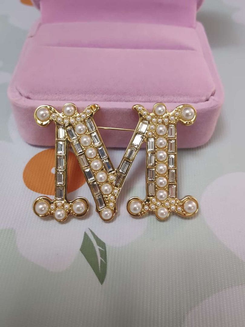 マックスマーラ　クリスタル モノグラムMロゴブローチ パール付き　ゴールド超美品