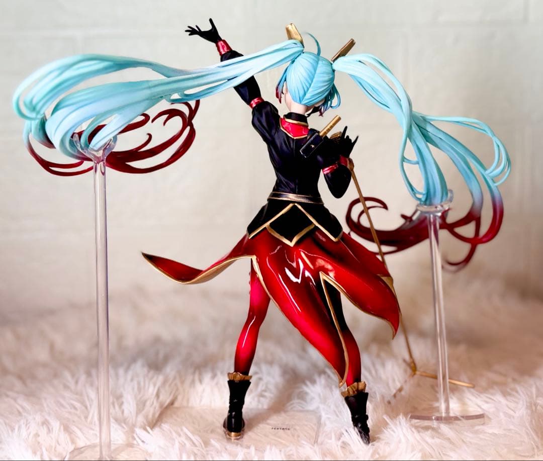 n*m様 初音ミク　フィギュア　リペイント　ガンダムコラボ　シャアカラーver