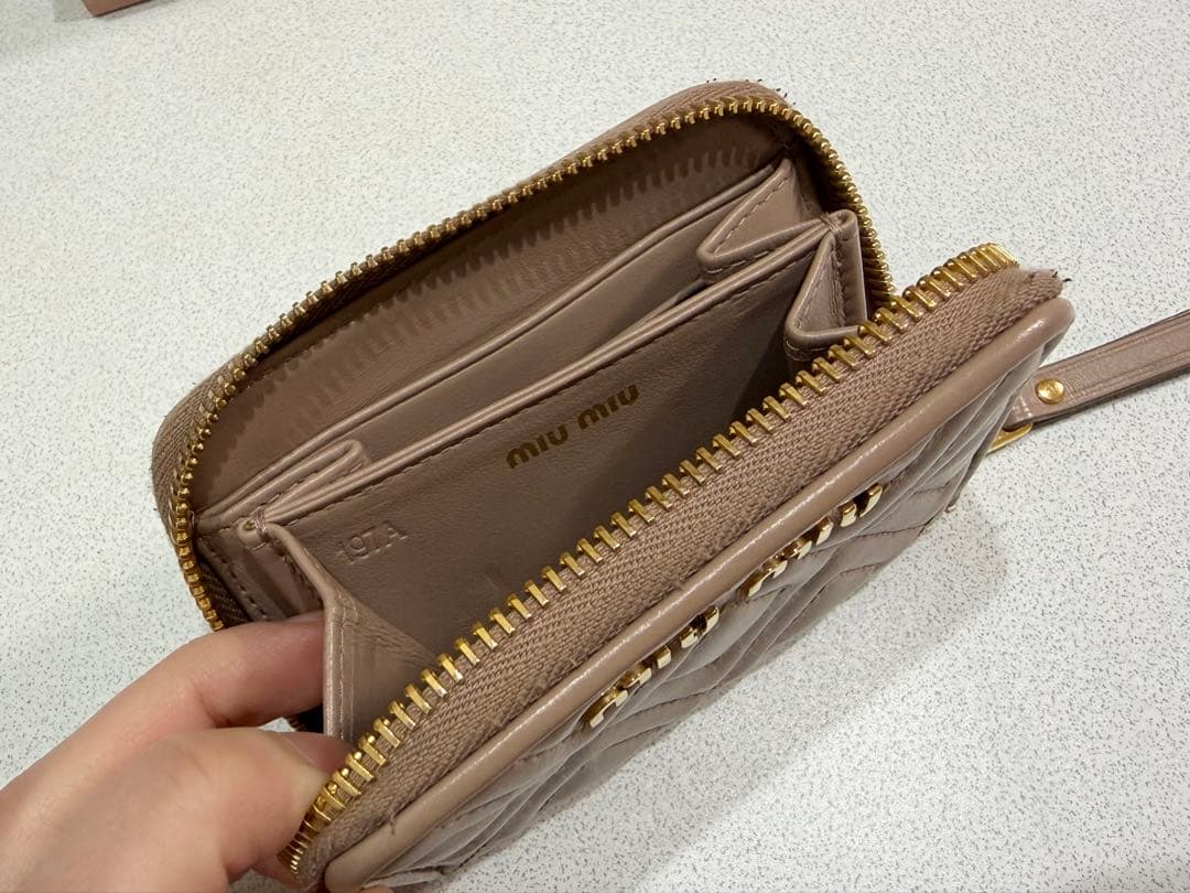 miu miu キルティングケース