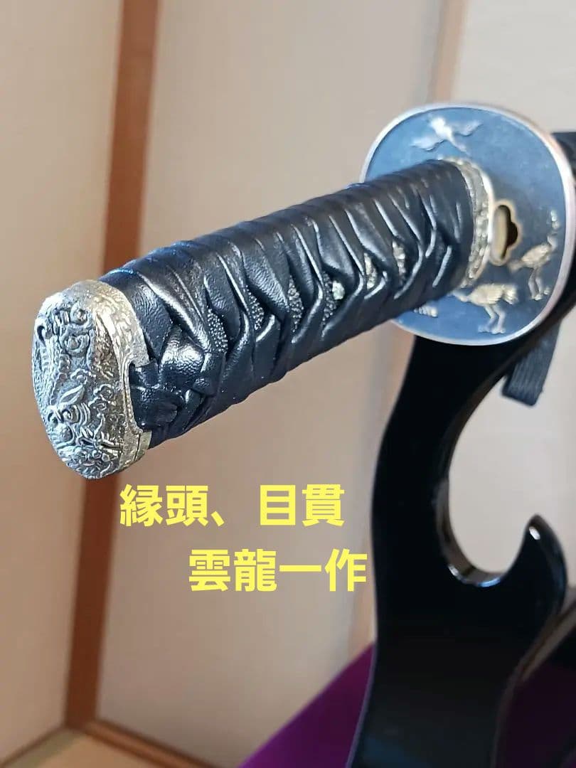 居合前差し用脇差、黒合皮革巻　黒鮫仕、刃紋.乱れ二重刃文　　　金具.勝龍一作