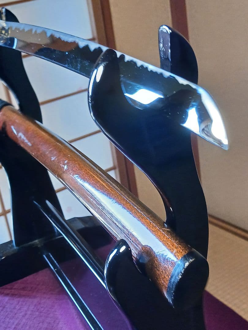 居合前差し用脇差、黒合皮革巻　黒鮫仕、刃紋.乱れ二重刃文　　　金具.勝龍一作