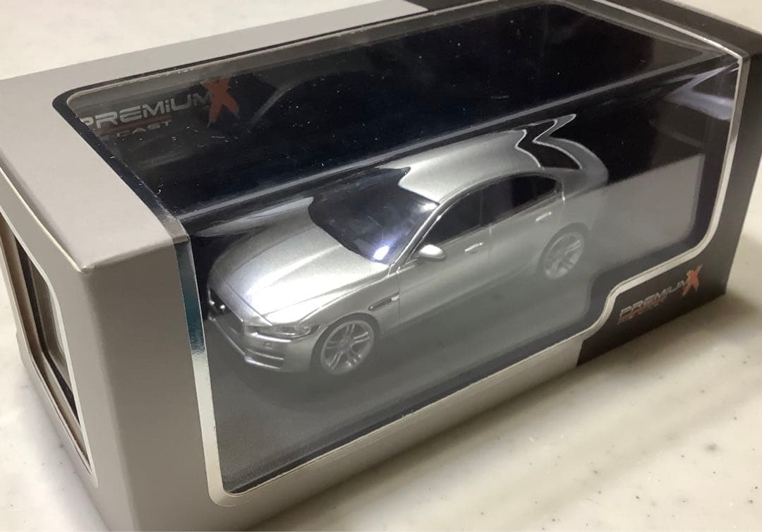 ジャガーXE 1/43 ミニカー モデルカー シルバー