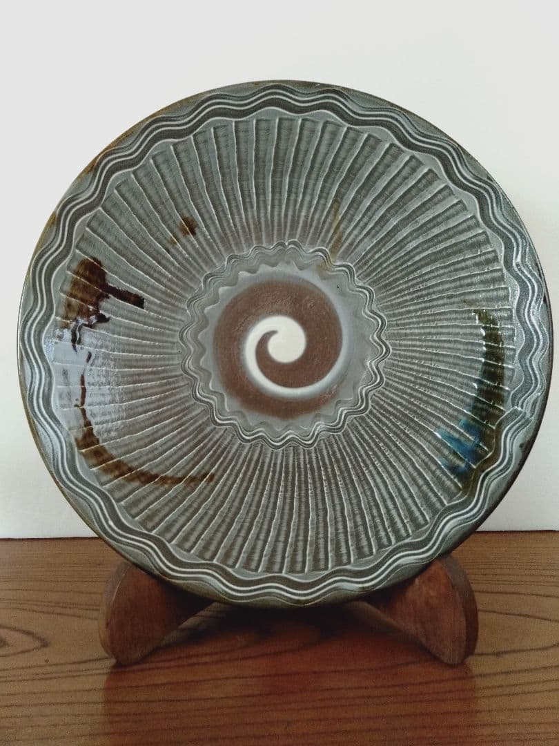 小鹿田焼　飛び鉋に三彩　尺三寸皿　木製皿立て付