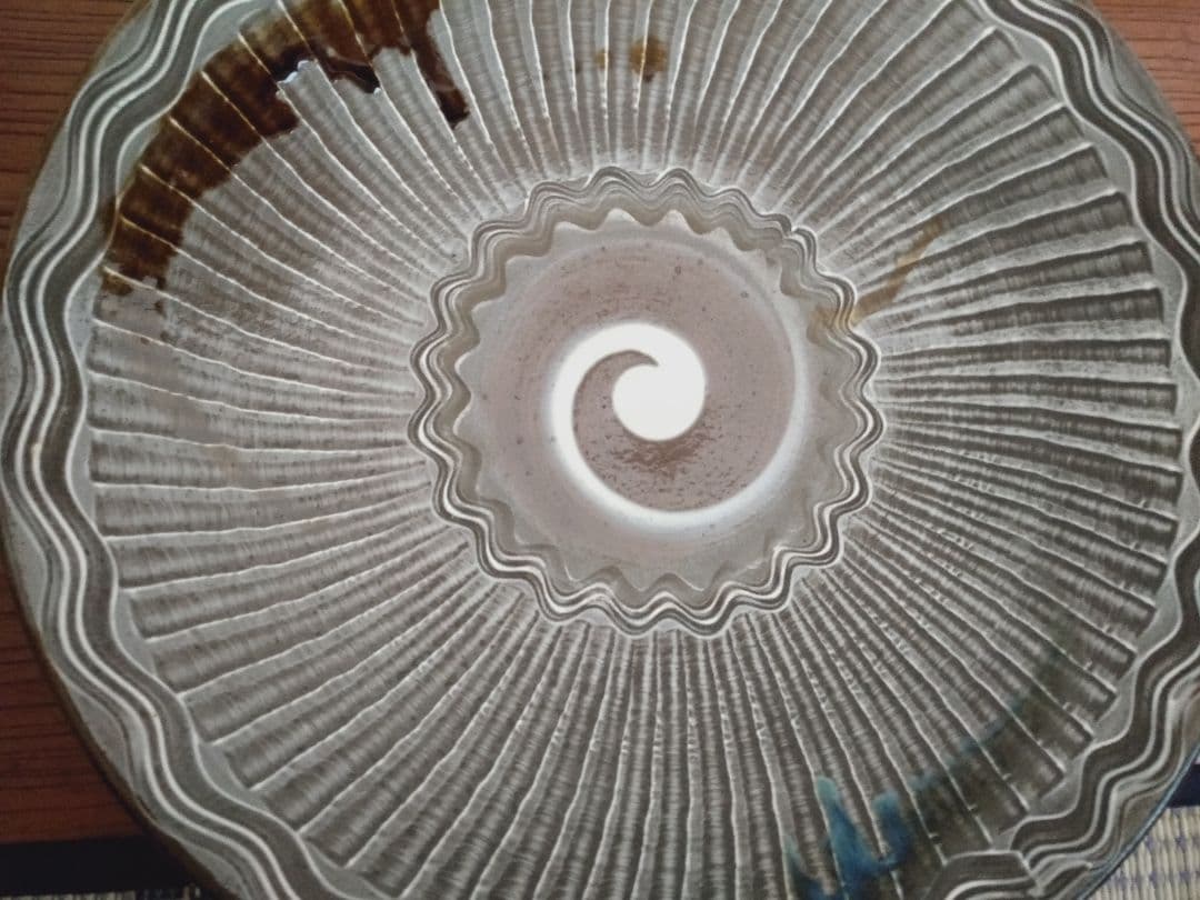 小鹿田焼　飛び鉋に三彩　尺三寸皿　木製皿立て付