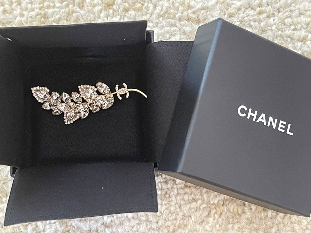 レア品　シャネルCHANEL レディース F23Sブローチ箱あり