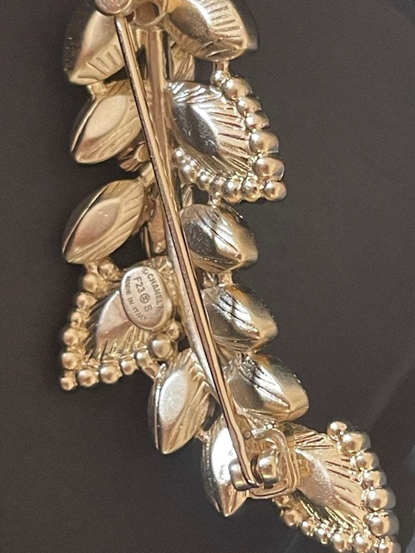 レア品　シャネルCHANEL レディース F23Sブローチ箱あり