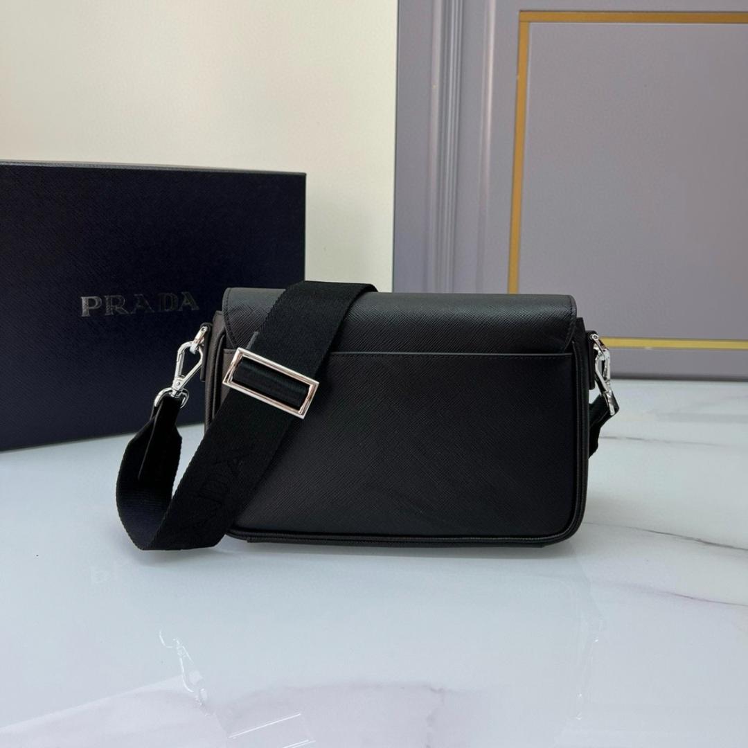 極美品ブラックショルダーバッグレザー