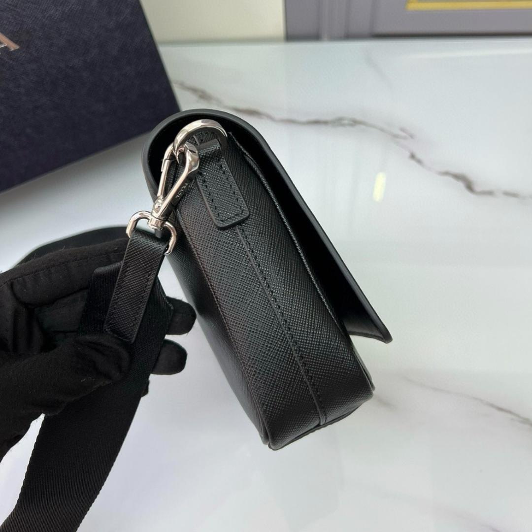 極美品ブラックショルダーバッグレザー