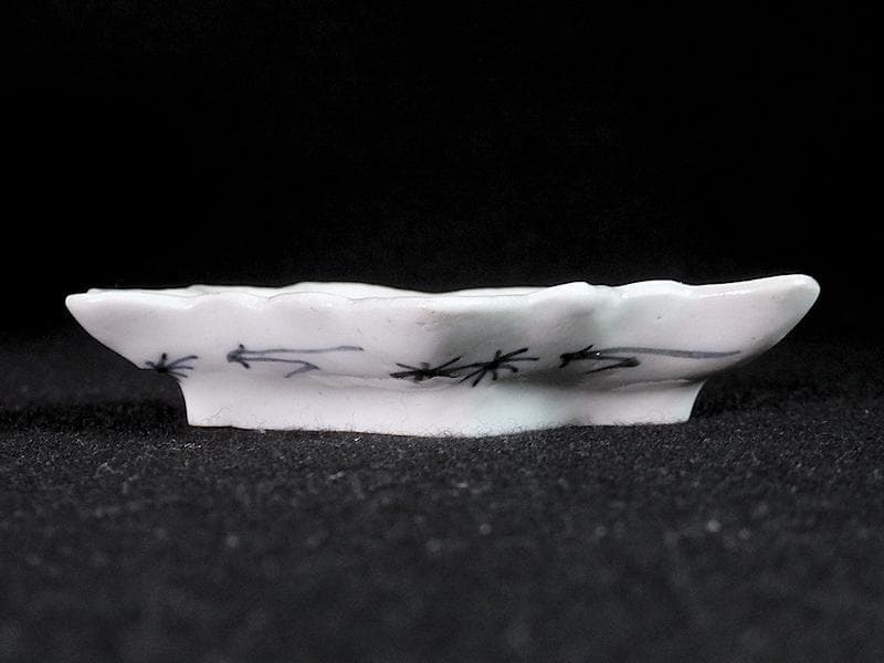 古伊万里　染付　貝に水草の図　桐紋変形豆皿　手塩皿　D964AS-BWr