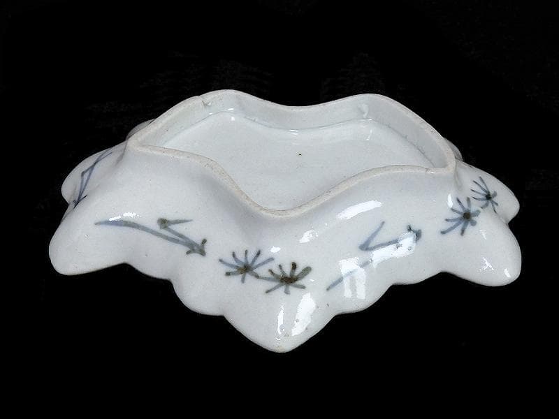 古伊万里　染付　貝に水草の図　桐紋変形豆皿　手塩皿　D964AS-BWr