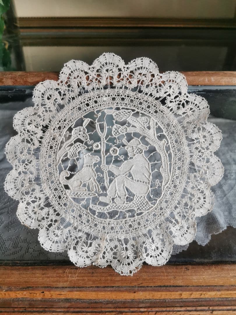 アンティーク ポワンドヴェニス 見つめ合う犬と人 美しいニードルレースドイリー