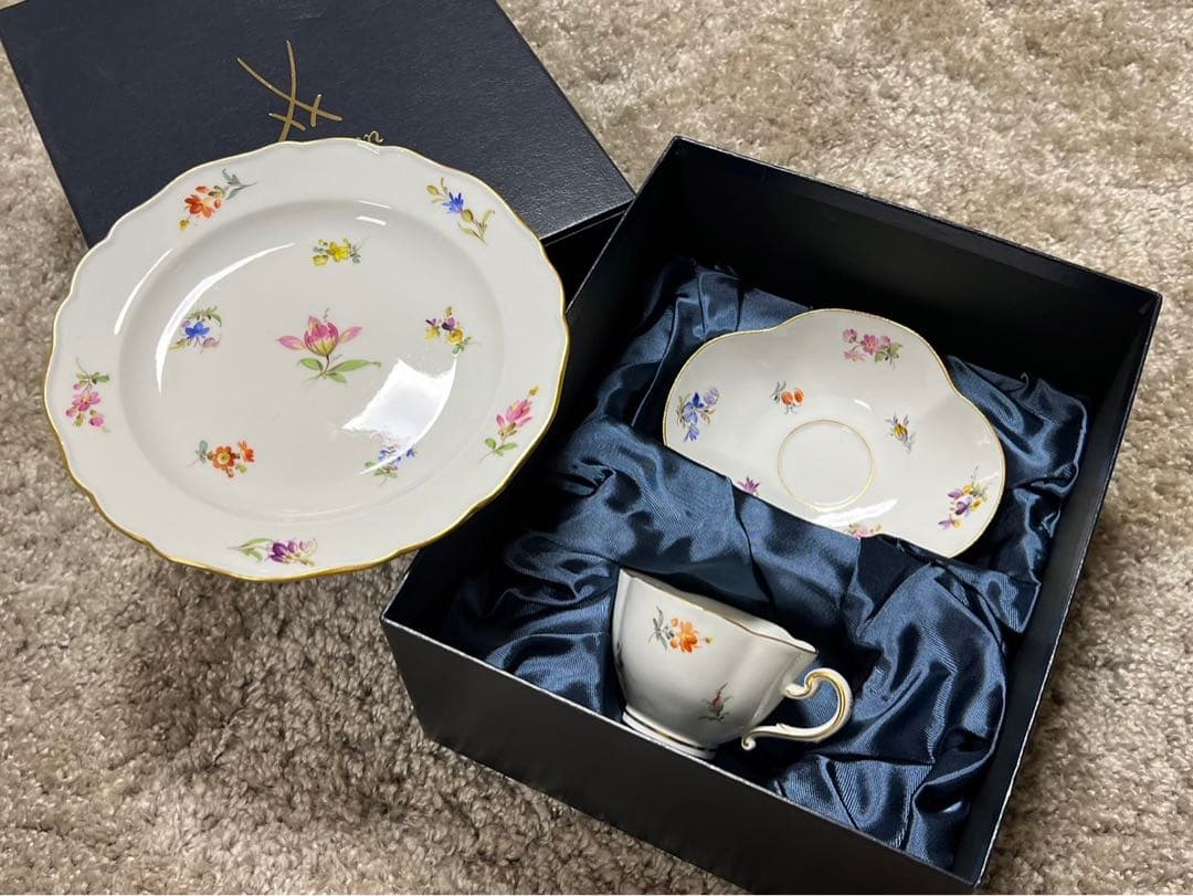 マイセン（Meissen）散らし小花　モカカップ&ソーサー《プレート付き》