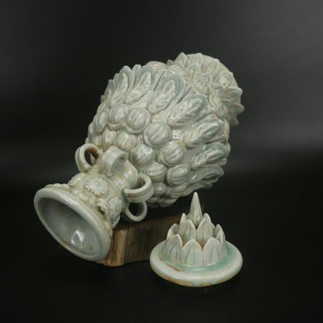 蓮の花は古い磁器の本物の古玩を骨董品として所蔵している