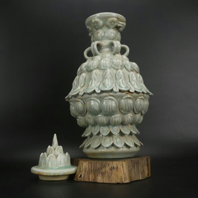 蓮の花は古い磁器の本物の古玩を骨董品として所蔵している