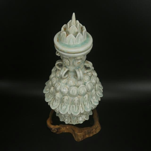 蓮の花は古い磁器の本物の古玩を骨董品として所蔵している