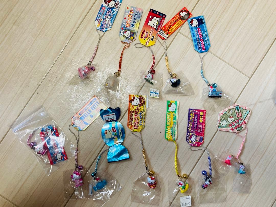 楽一番01様　キティ　ご当地　根付け60個　レトロ　キーホルダー　アルバム