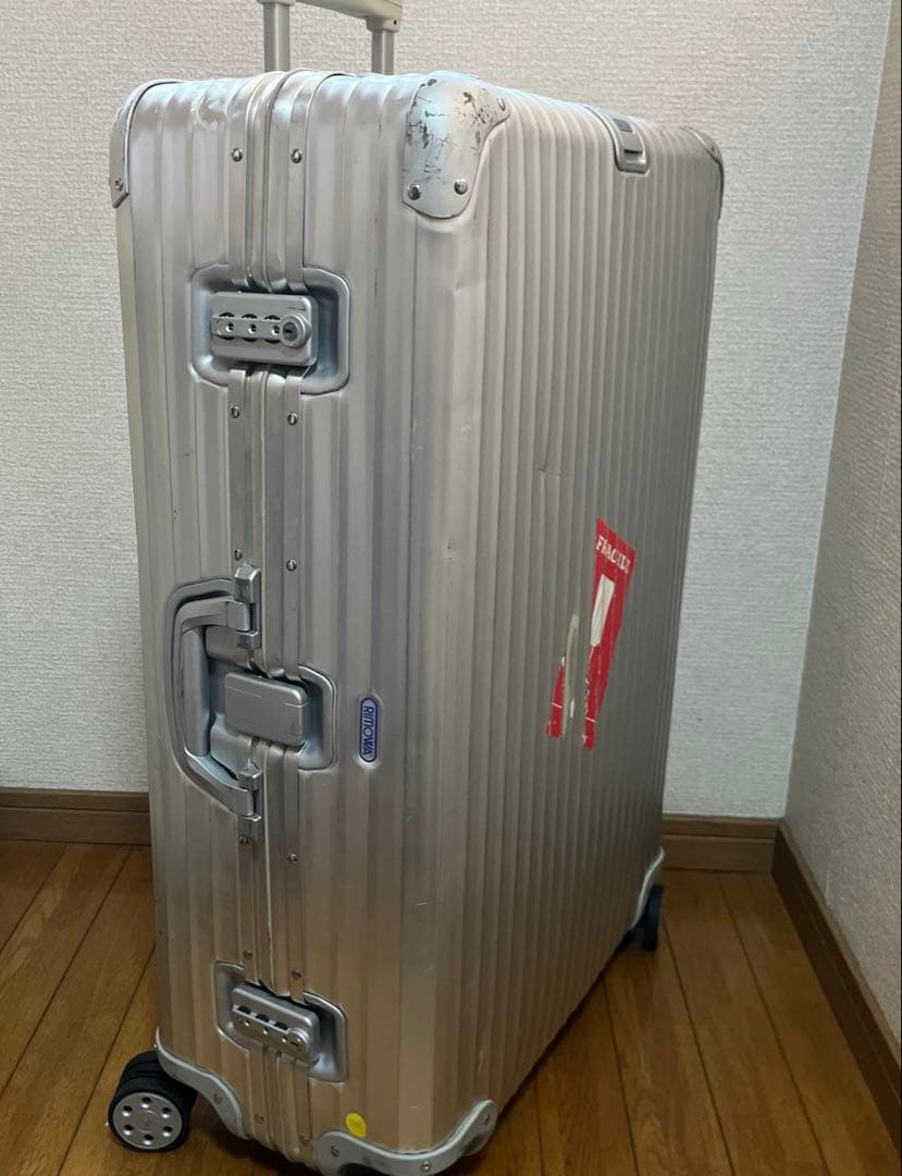 リモワ　82リットル？　4輪