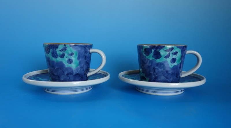 有田焼 染錦 源右衛門窯　青彩菊絵 カップ＆ソーサー 2客 碗皿 2430