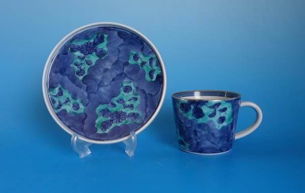 有田焼 染錦 源右衛門窯　青彩菊絵 カップ＆ソーサー 2客 碗皿 2430