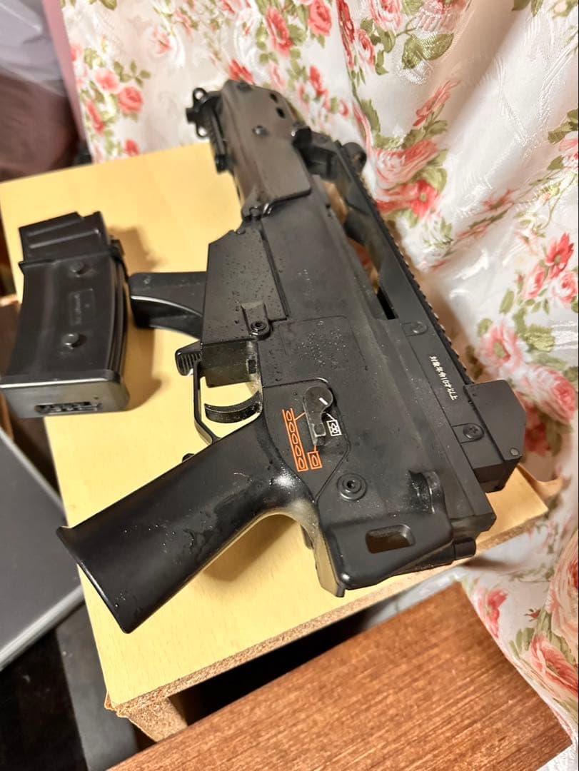 サブマシンガン ブラック マガジン付き