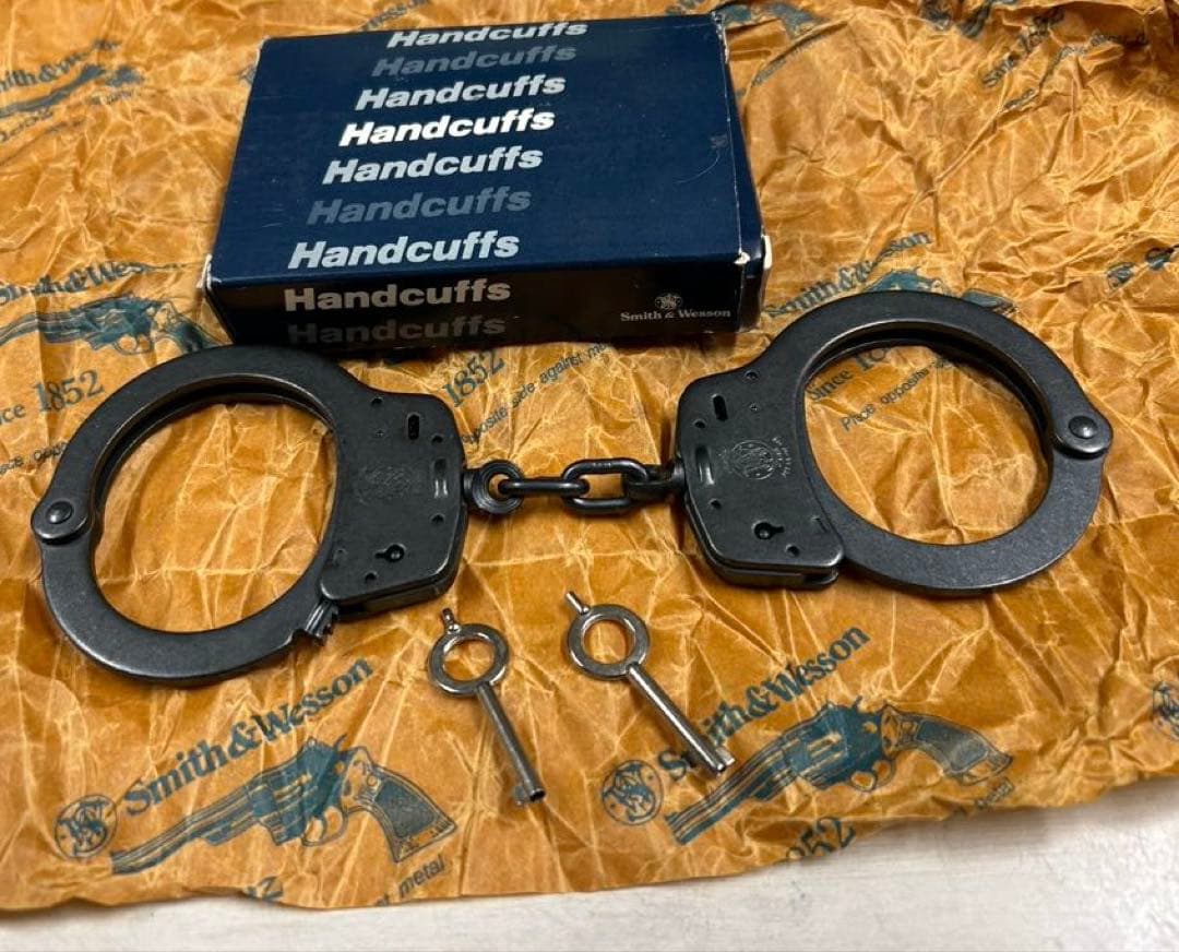 スミス&ウェッソン　ブラック手錠　アメリカ製。鍵二つあり　金属製