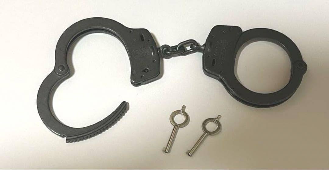 スミス&ウェッソン　ブラック手錠　アメリカ製。鍵二つあり　金属製