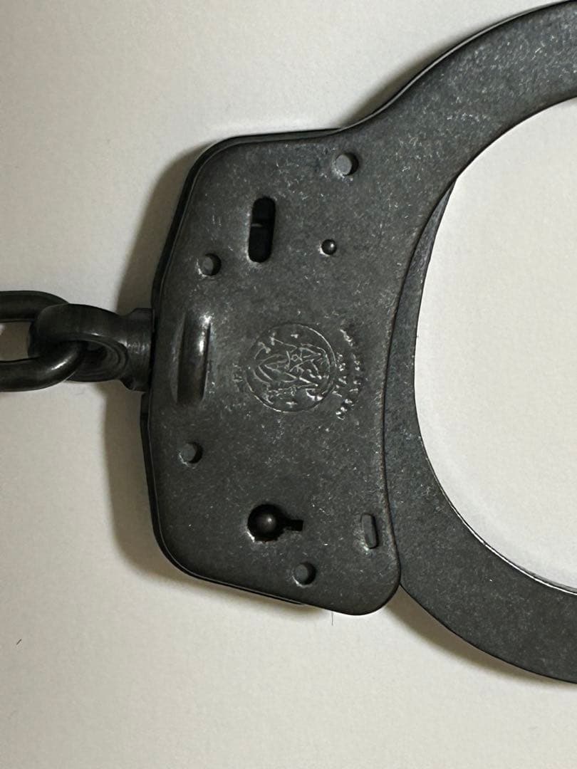 スミス&ウェッソン　ブラック手錠　アメリカ製。鍵二つあり　金属製