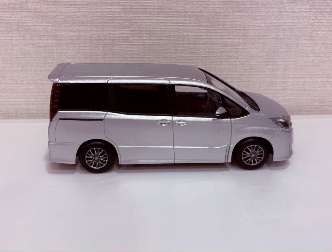 非売品✨トヨタノア✨ディーラー✨限定✨レア✨シルバー✨ミニカー