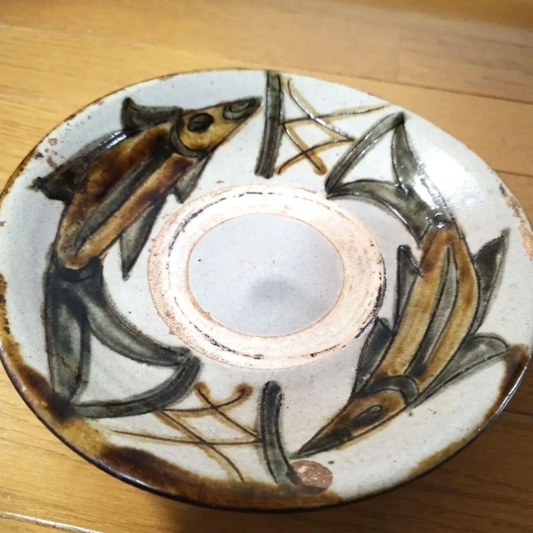 沖縄の人間国宝　伝・金城次郎　双魚文の大きめ飾り皿 　無銘の壺屋時代作品