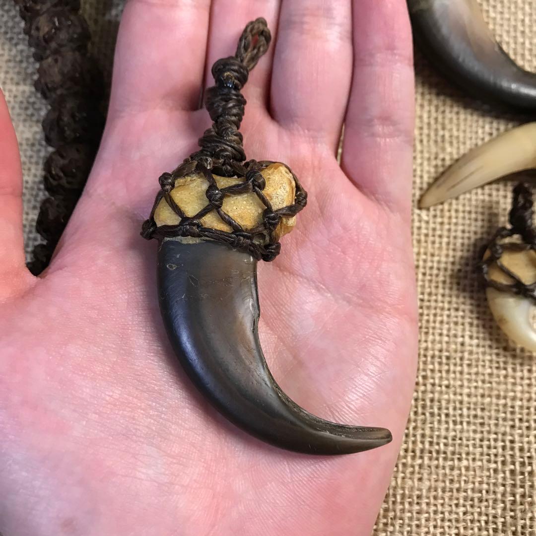 ヒグマの爪　マクラメ　ペンダントトップ　熊の爪　ベアクロー