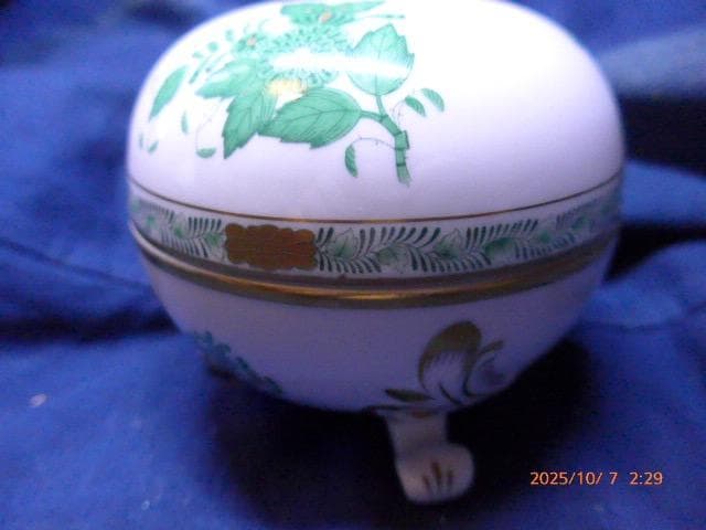 全て手彩色のヘレンドのアポニーグリーンの豪華な脚付き菓子器です。フィニアルは苺