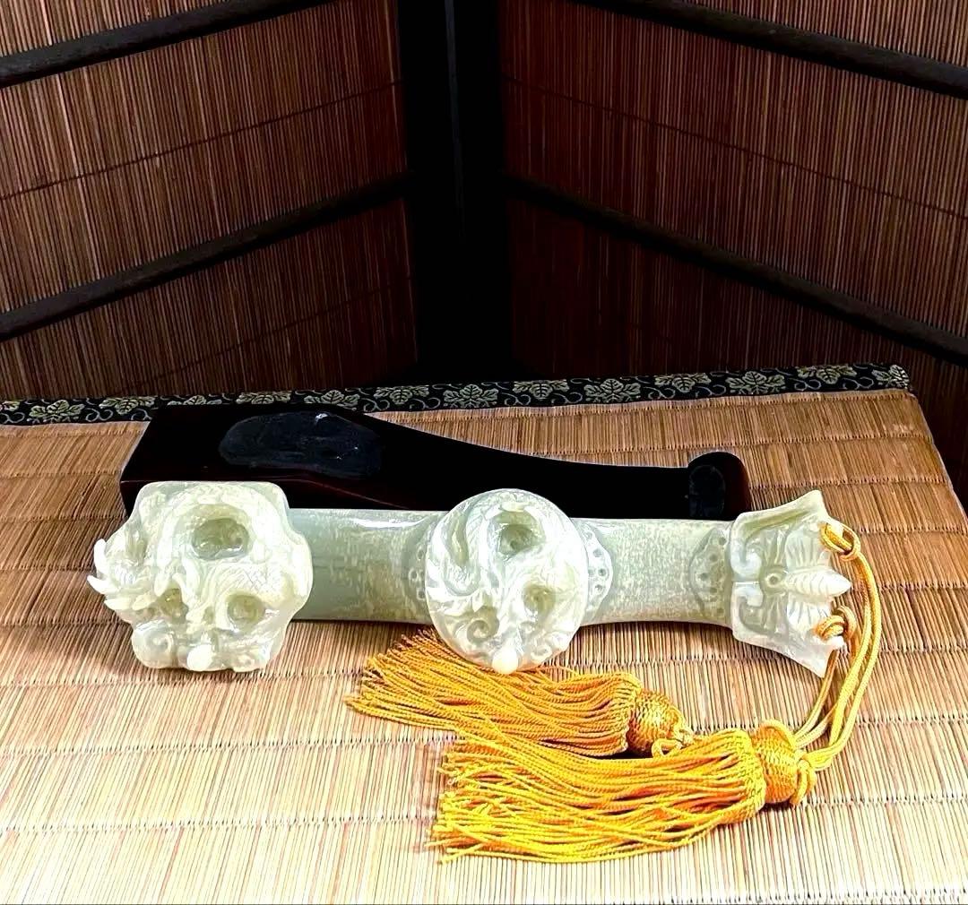 古翡翠 緑砡石 龍蝙蝠刻 如意 台座付き