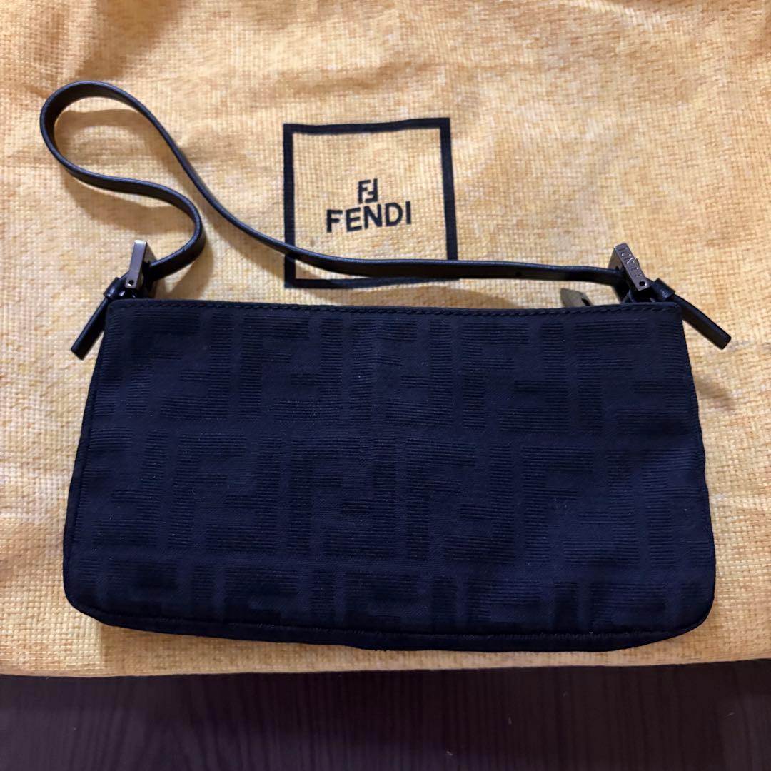 Fendi ブラック ショルダーバッグ