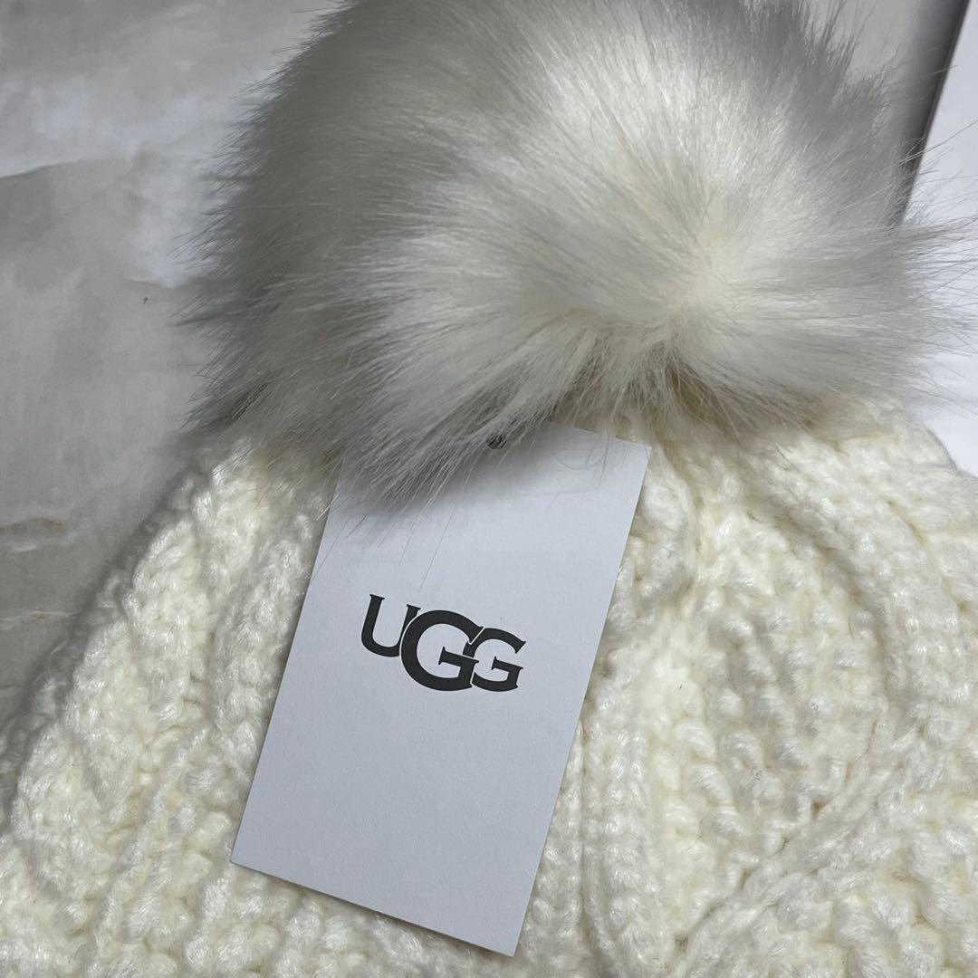 【新品未使用】UGG ポンポン付きニット帽 ホワイト　01