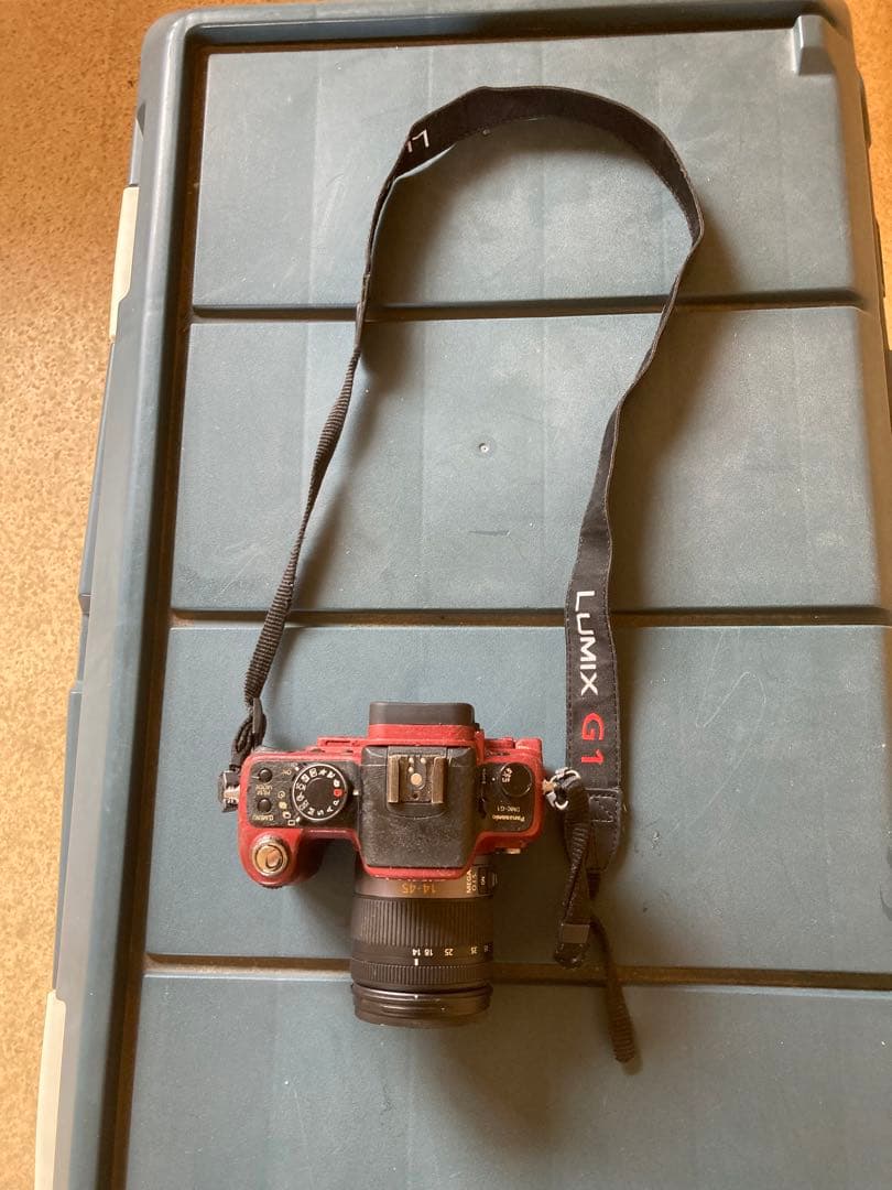 17000→15000円に　LUMIX レッドカメラ 　カメラバッグ付き（中古）