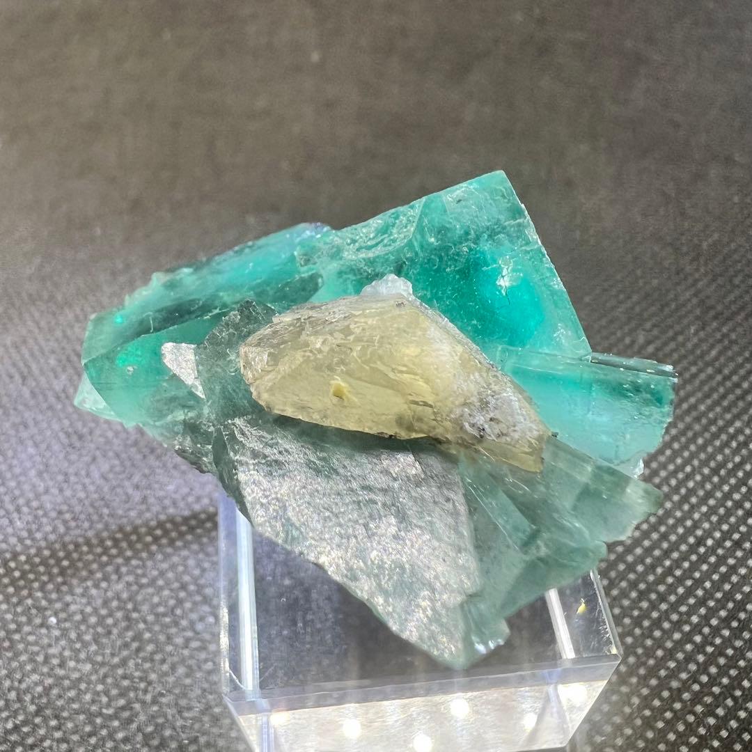 ヤオガンシャン産　カルサイト共生「孔雀緑」「ピーコックグリーン」フローライト