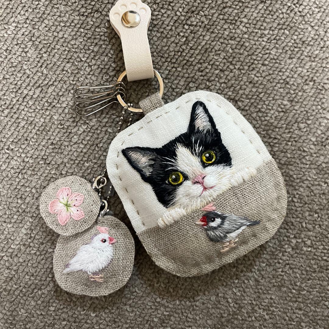 タ*ー様 ハンドメイド刺繍キーホルダー　ハチワレさんと桜文鳥さん