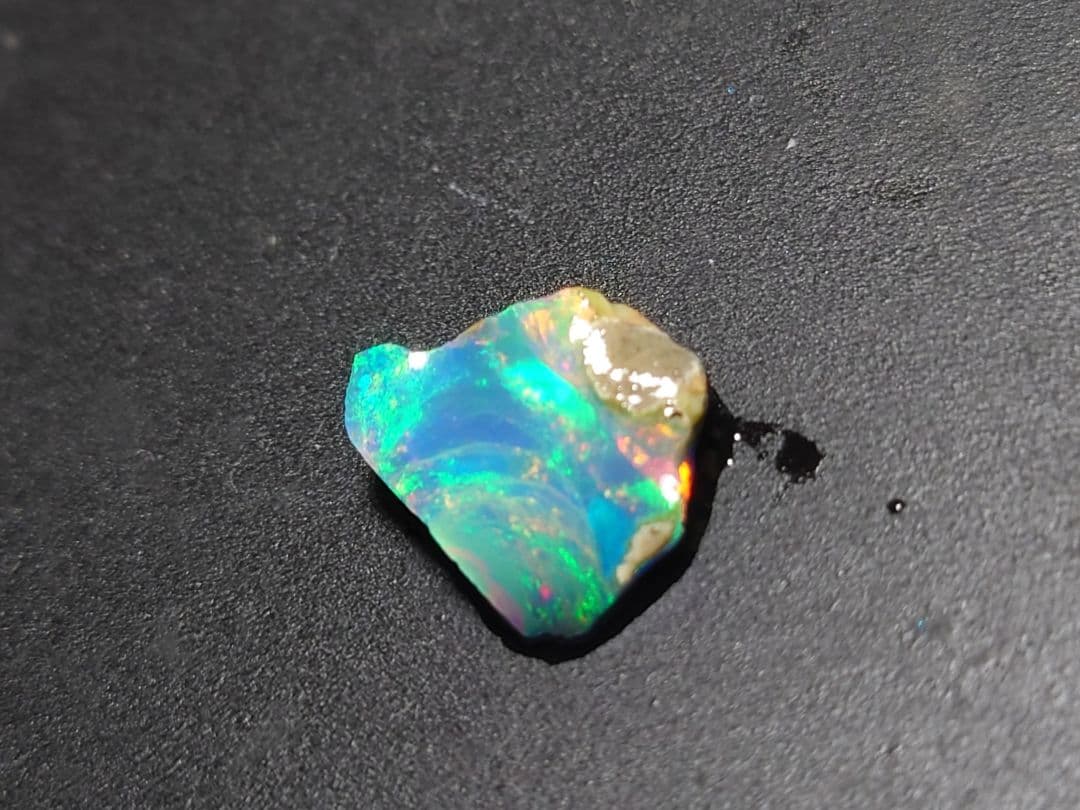 エチオピアウェロ産　チョークオパール　原石　鉱物標本　虹