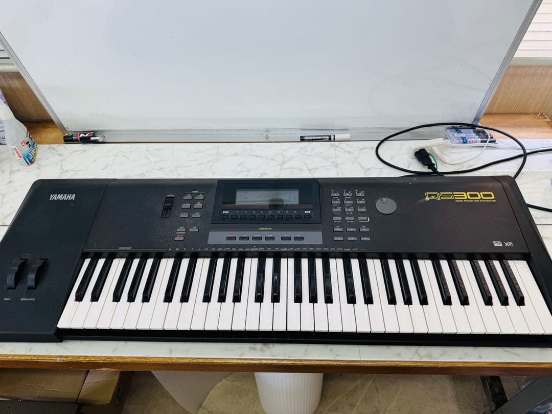 ヤマハ QS300 シンセサイザー 中古品 レトロ 電化製品 音楽 編集