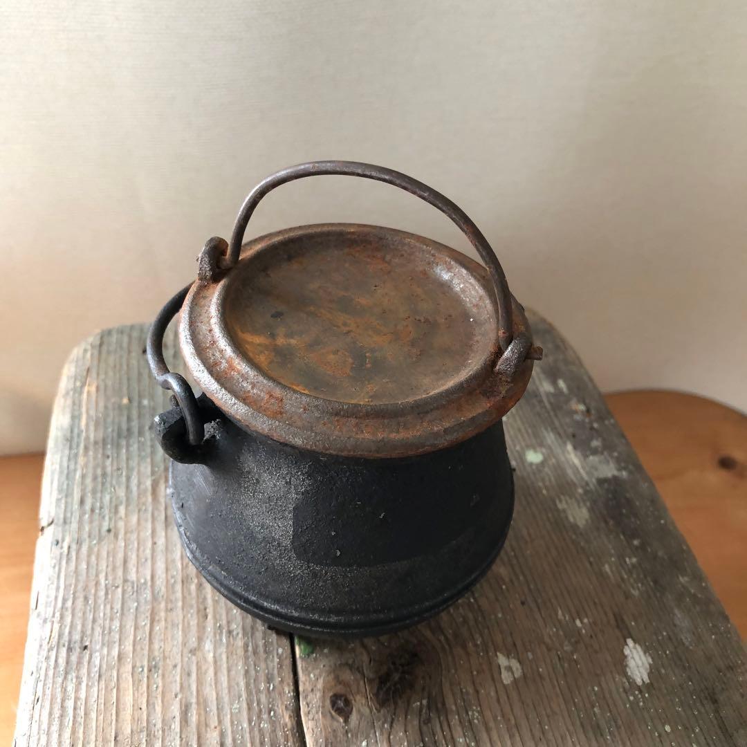 古い小さな鉄鍋（釜）　三ツ足　蓋付き　アンティーク　フランス　蚤の市　no.99
