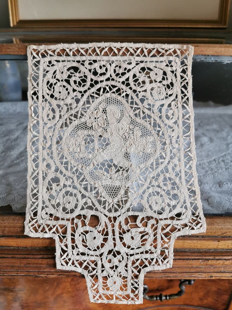 アンティークイタリア カントゥーレース 花を運ぶ草原のエンジェル トレイクロス