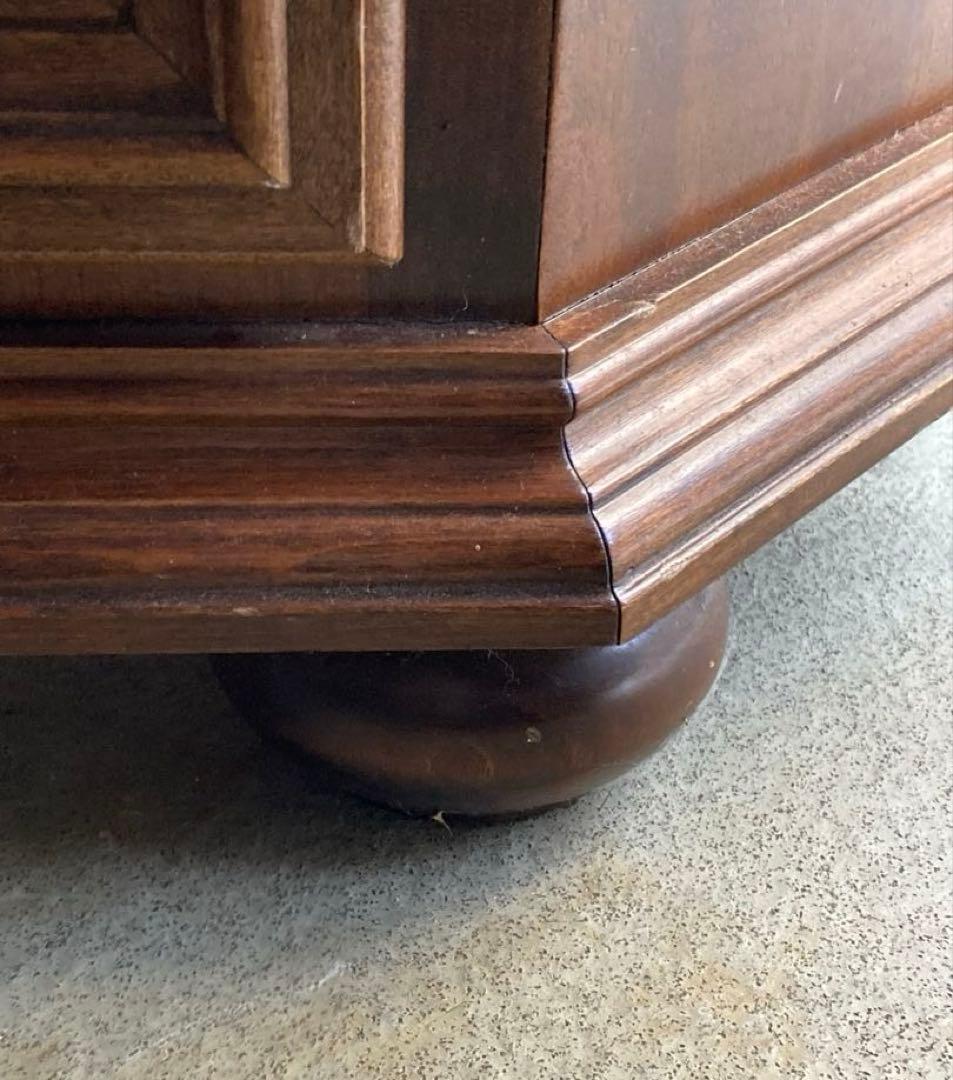 ブラウン木製キャビネット 引き出し付き