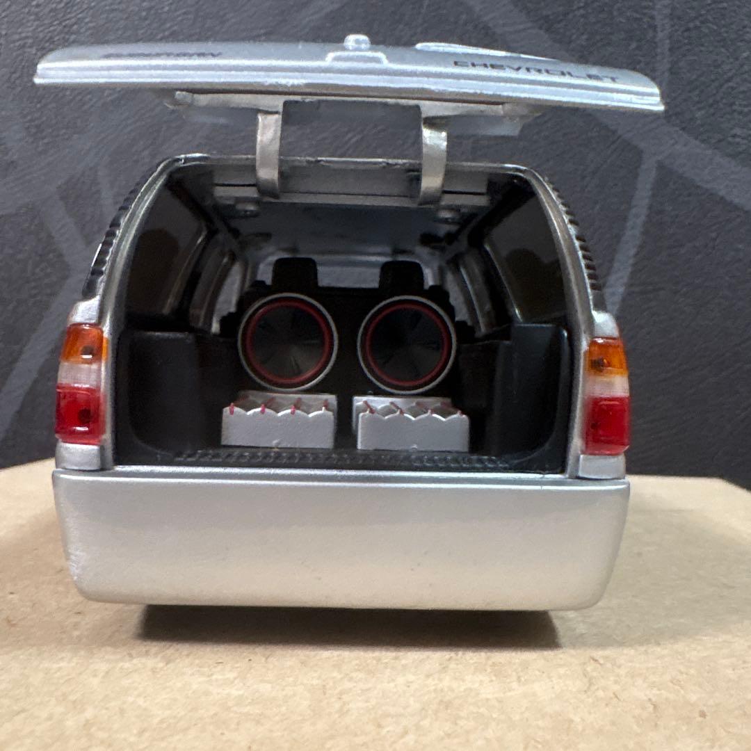 最終値下げ　2000 Chevy Suburban Lowrider 1:24