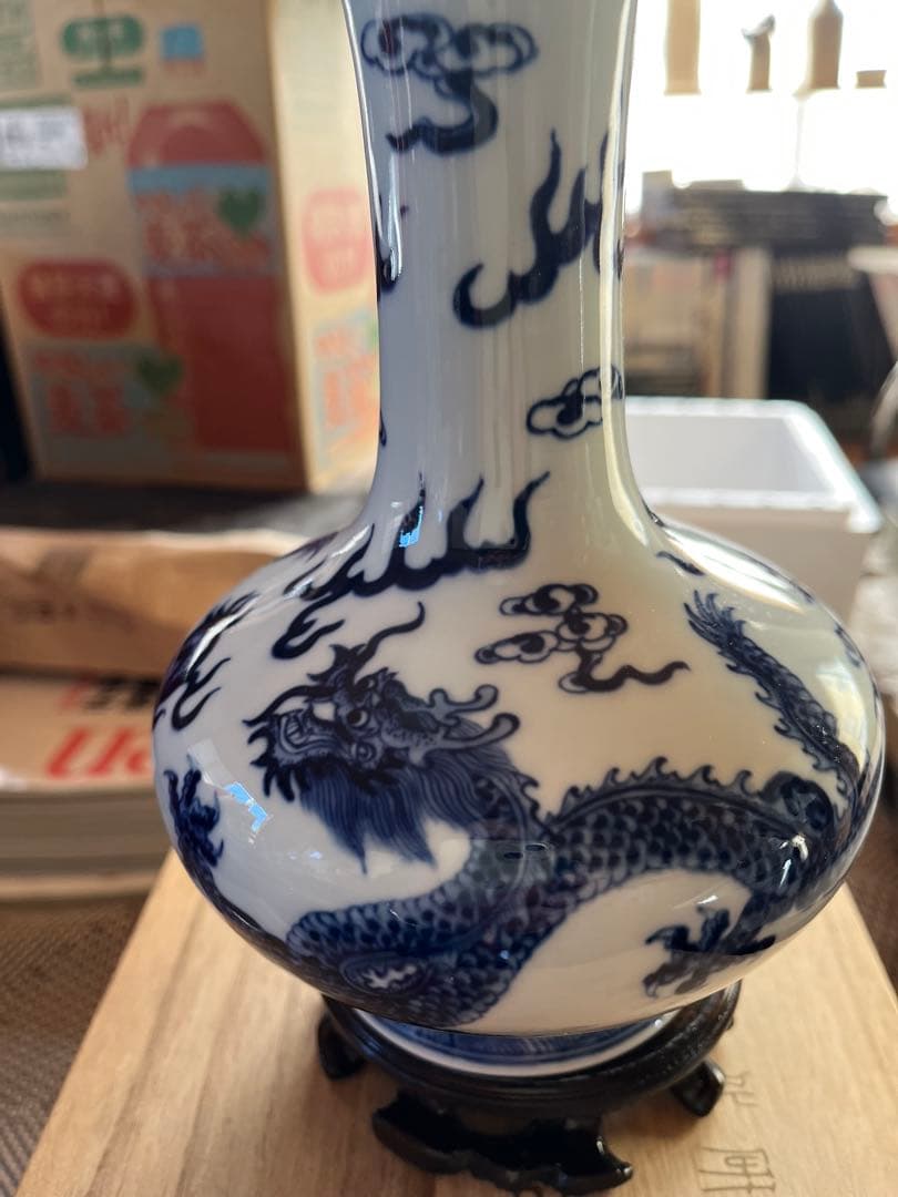 青白磁龍絵の景徳鎮・陶磁壺　「中日文化研究所創立六十周年記念」品