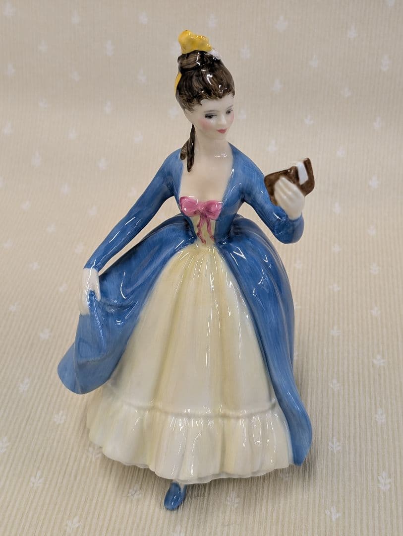 ✨️ロイヤル・ドルトン✨️フィギュリン Leading Lady HN 2269