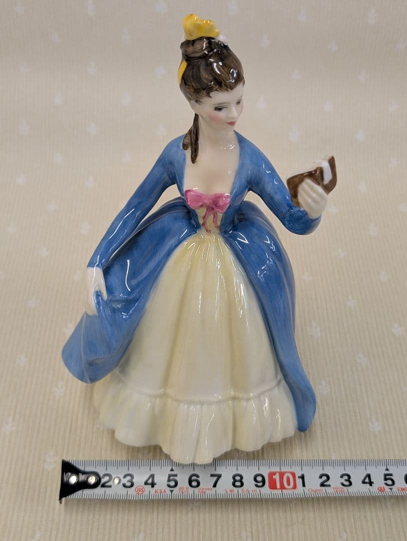 ✨️ロイヤル・ドルトン✨️フィギュリン Leading Lady HN 2269