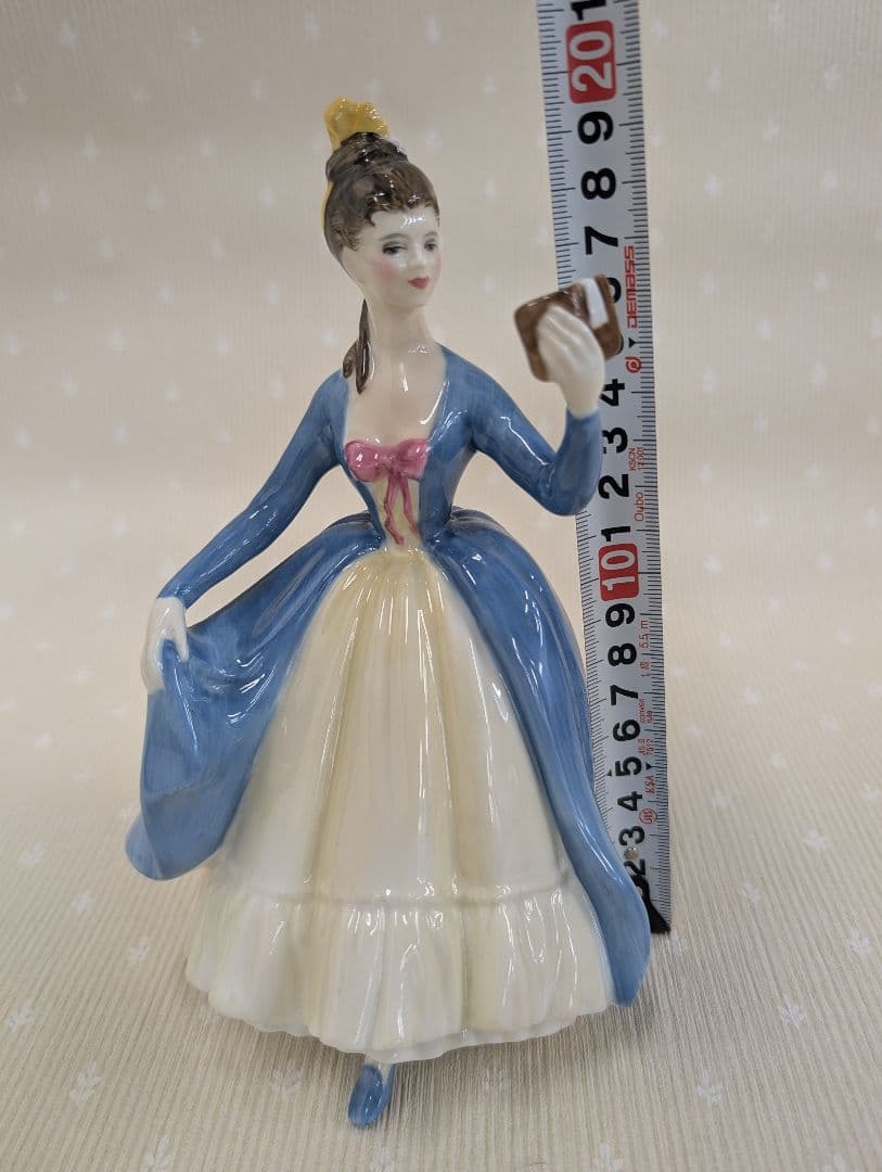 ✨️ロイヤル・ドルトン✨️フィギュリン Leading Lady HN 2269
