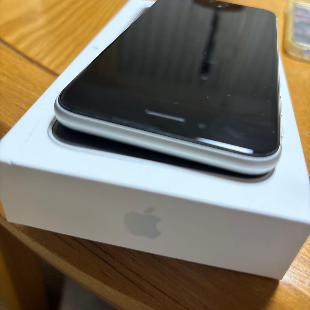 正規品　iPhone SE本体 (第2世代) 64G/ホワイト　アップル　ドコモ