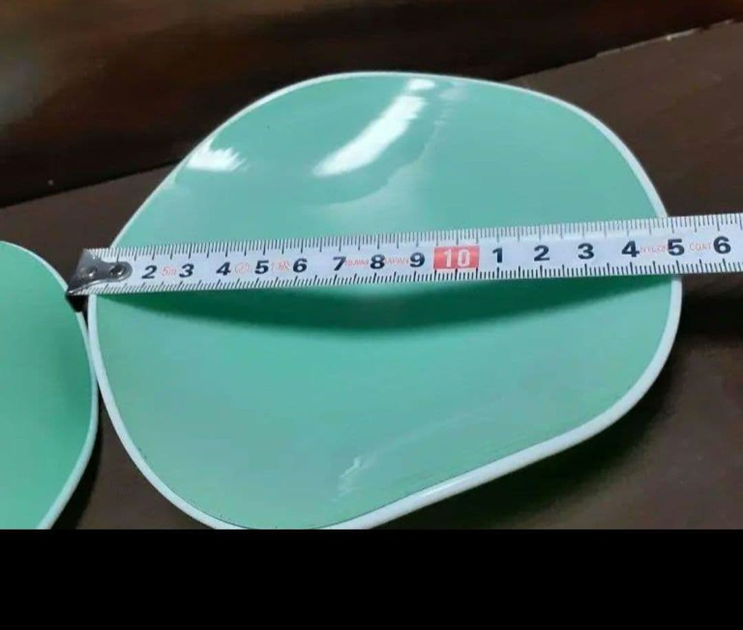 緑色の不規則な形の皿 ３０cm弱大皿一枚と１５cm中皿５枚のセット