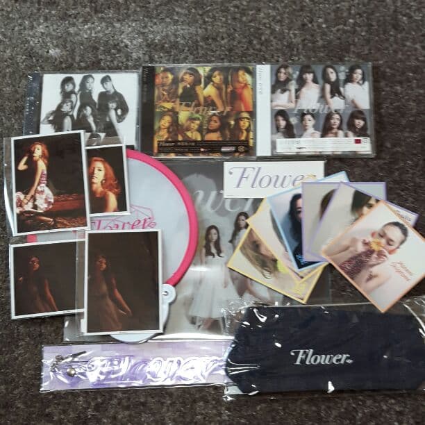 Flowerグッズになります。